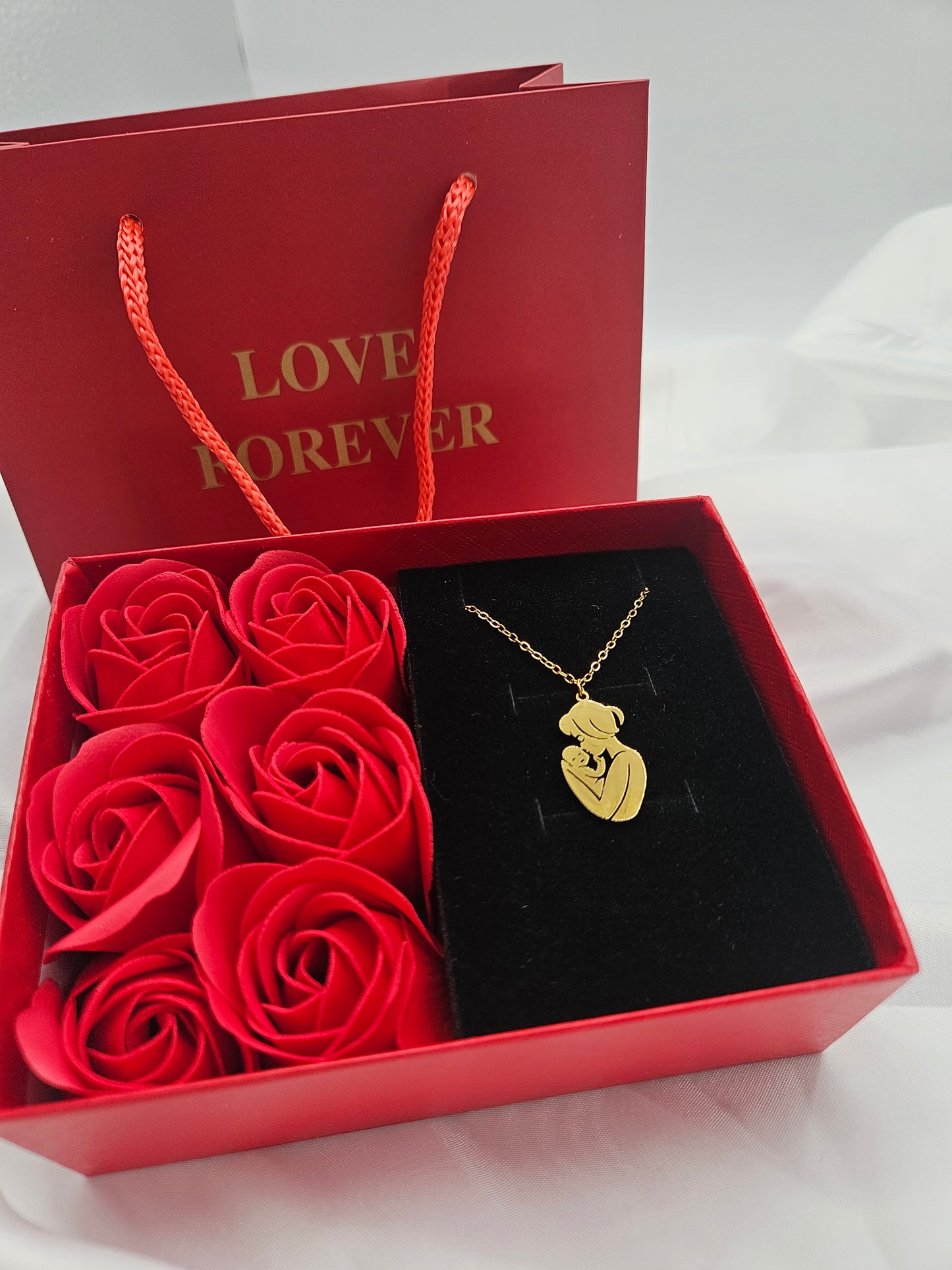 Box scatola con rose con collana mamma e figlio/a