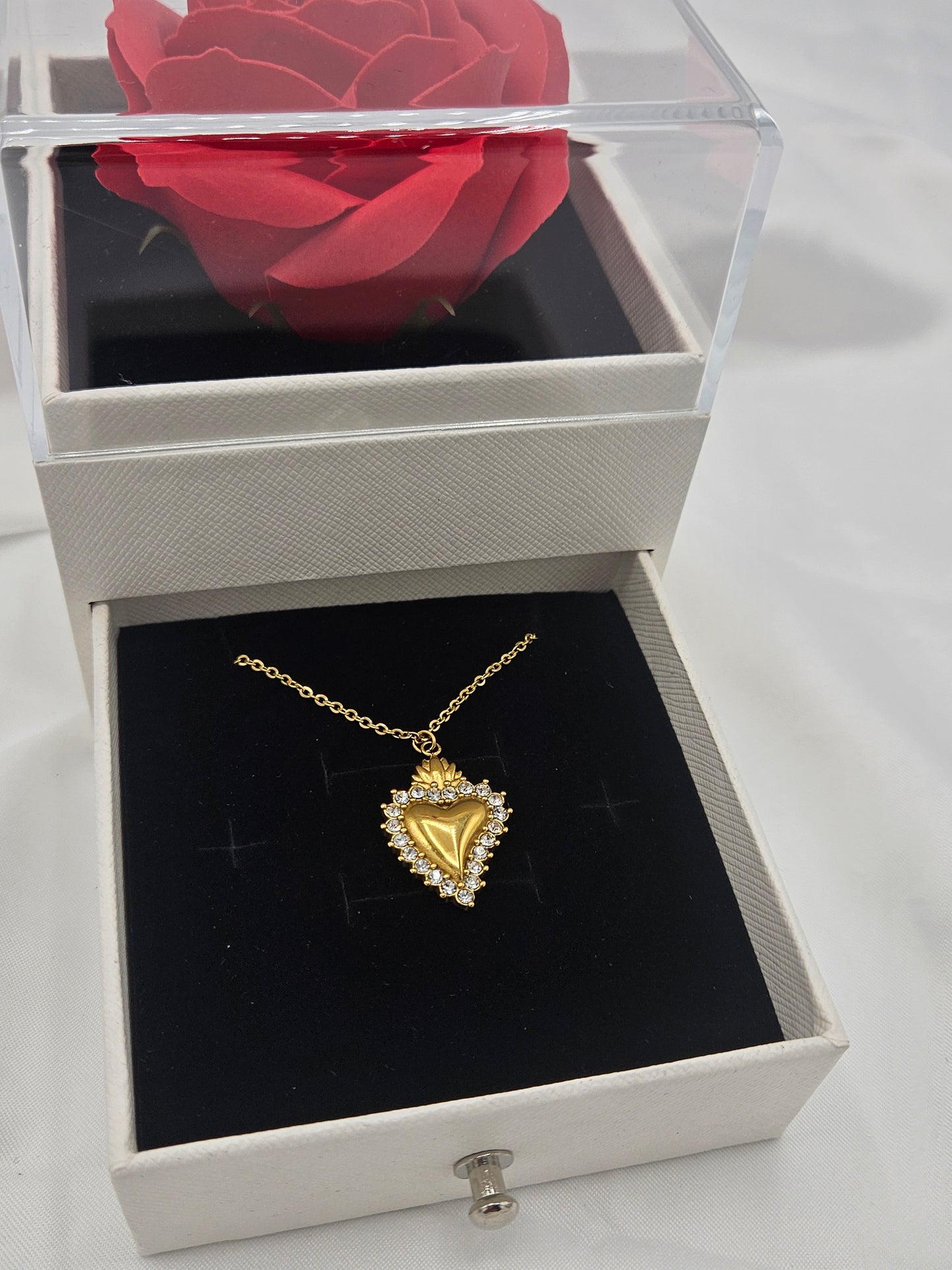 Box rosa con cassetto e collana sacro cuore con strass