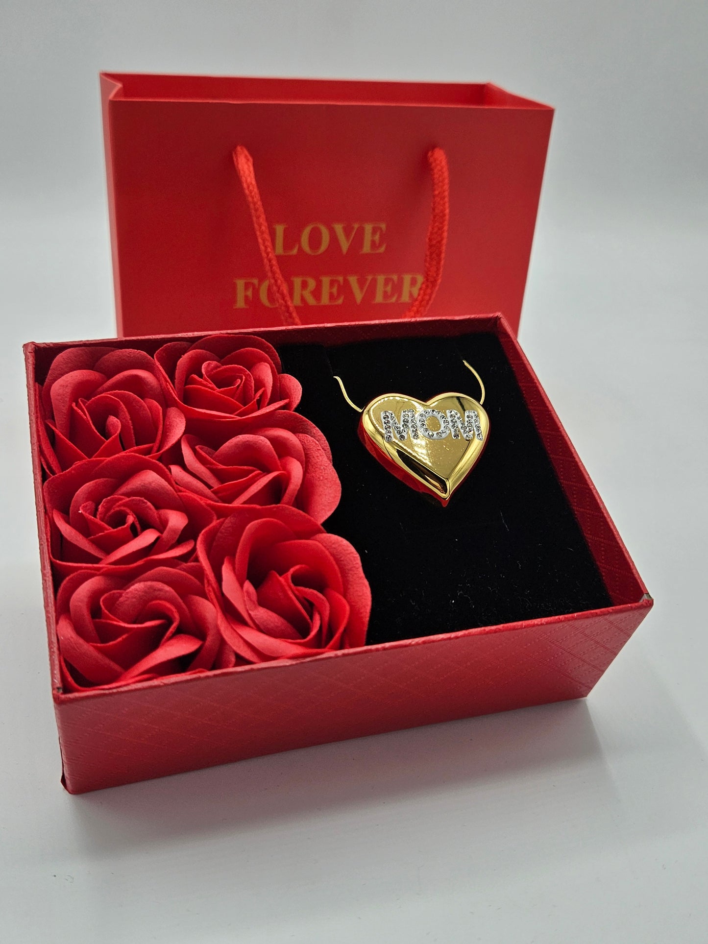 Confezione con rosa con collana per la mamma