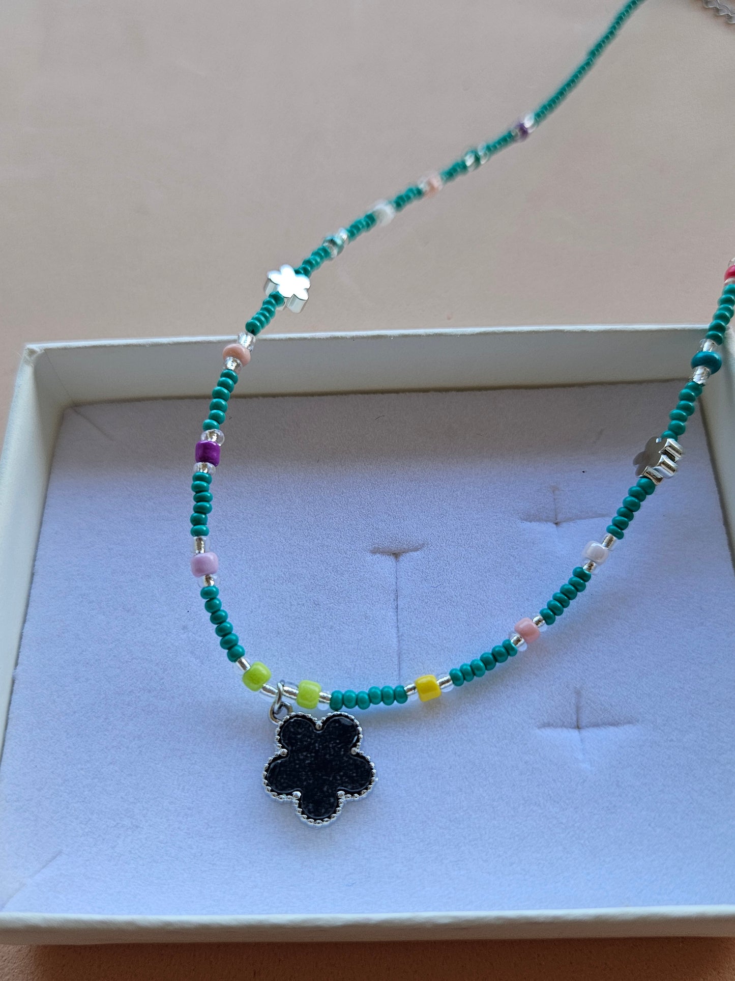 Collana perline con ciondolo simil van cleef