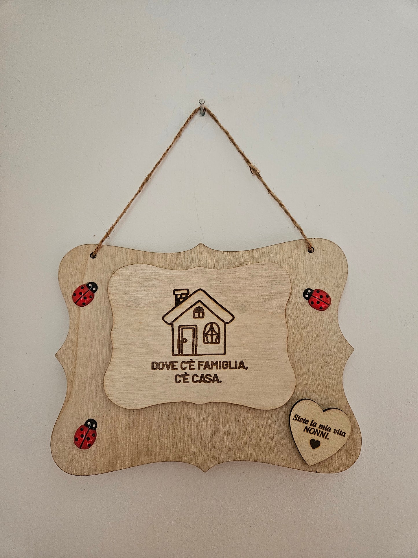 Quadretto da muro in legno con scritta "dove c'è famiglia c'è casa",con piccola dedica ai nonni