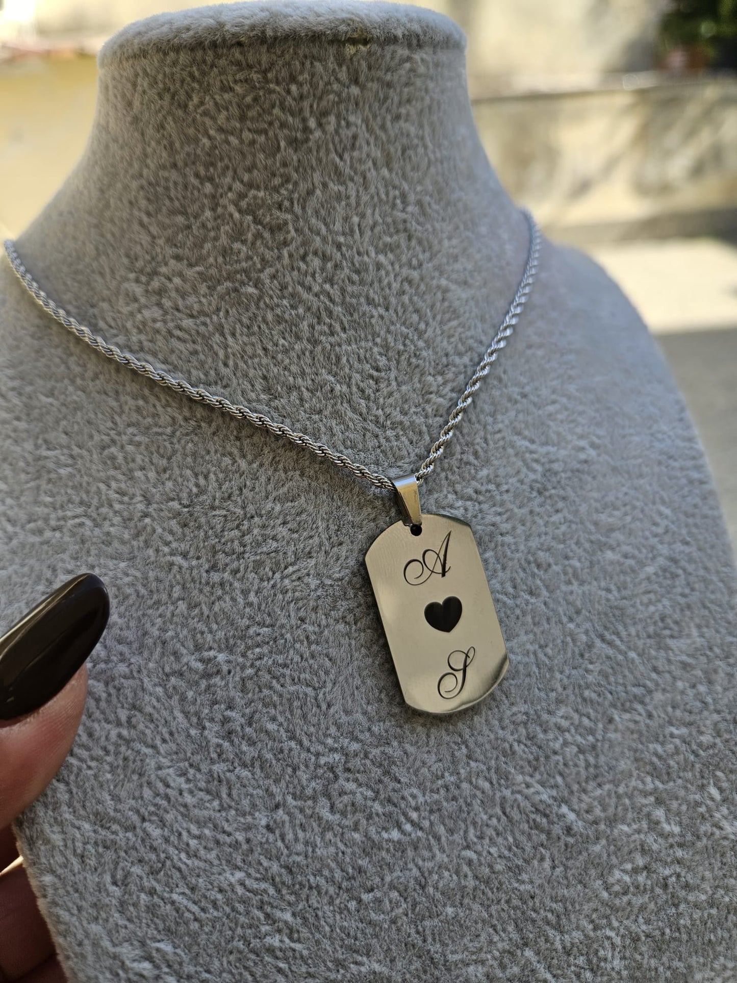 Collana targhetta con iniziali incise