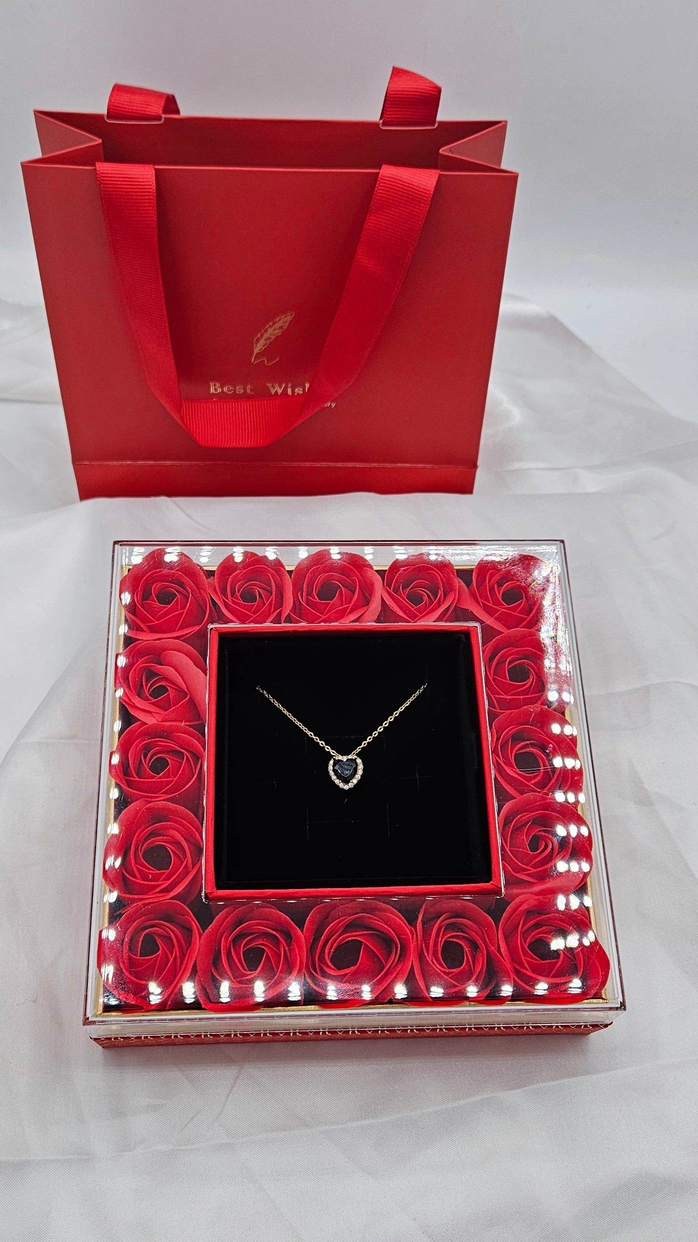 Confezione con rose con collana a cuore con zirconi
