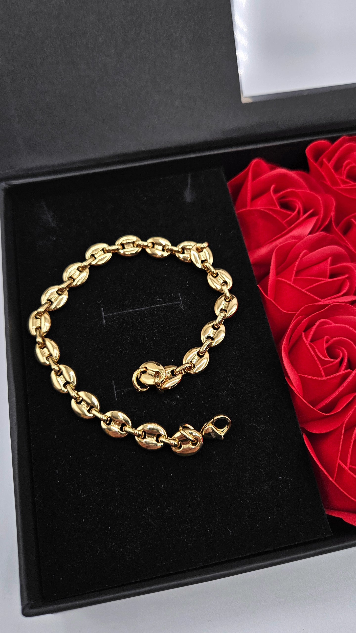 Box apribile con rose con bracciale maglia marina