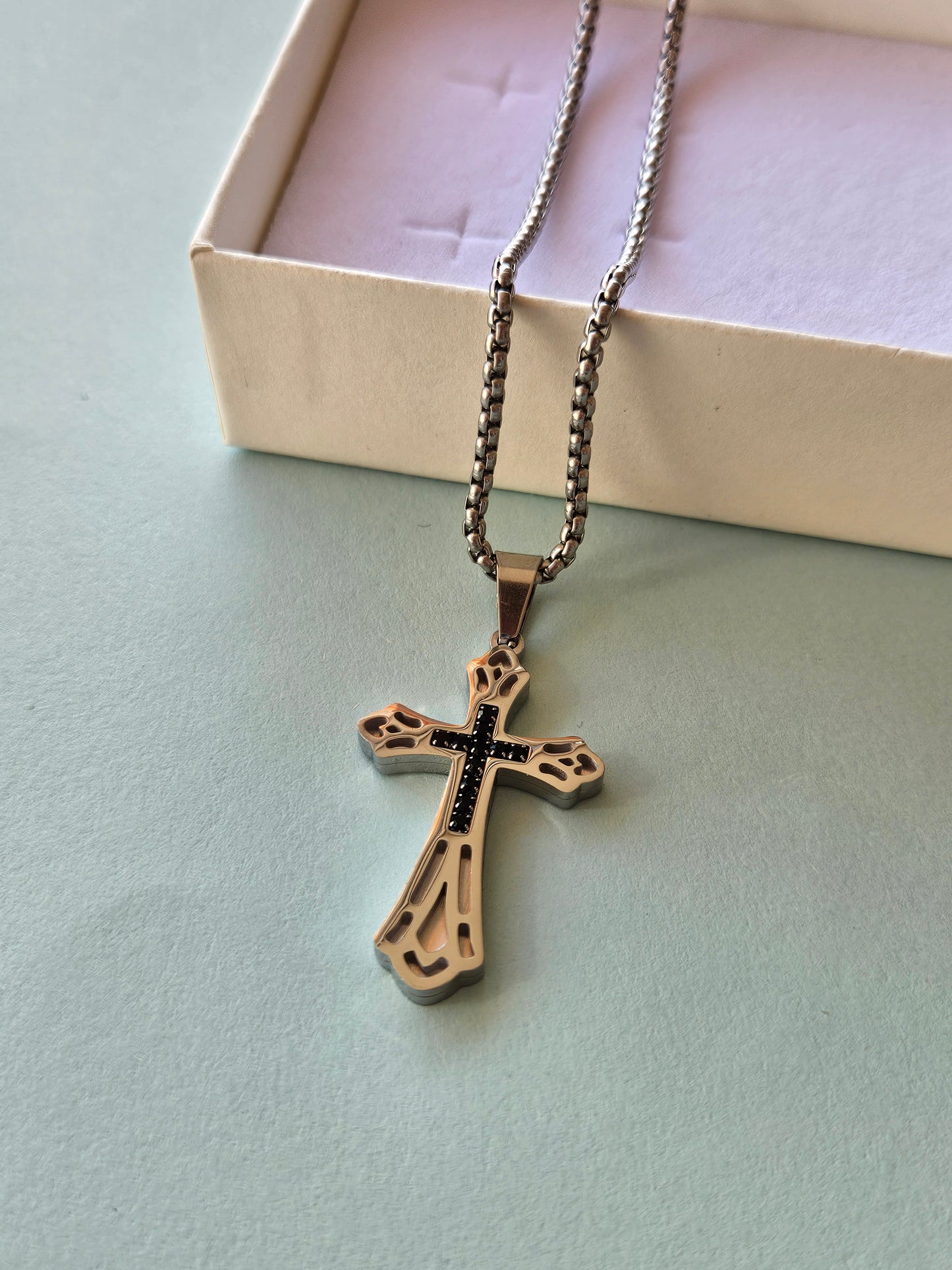 Collana con crocifisso argento e nero