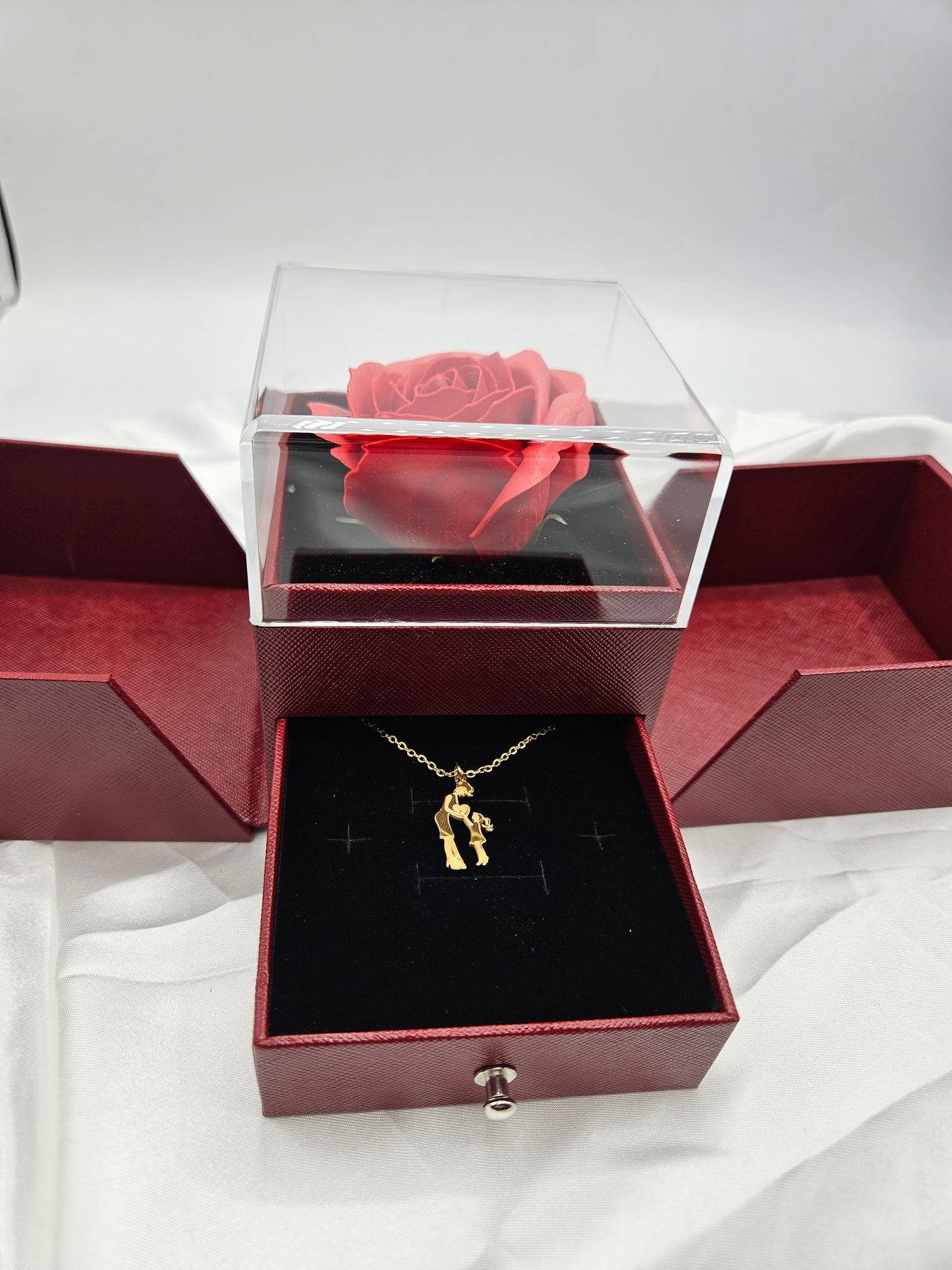 Confezione apribile con rosa e cassetto con collana mamma e figlia.