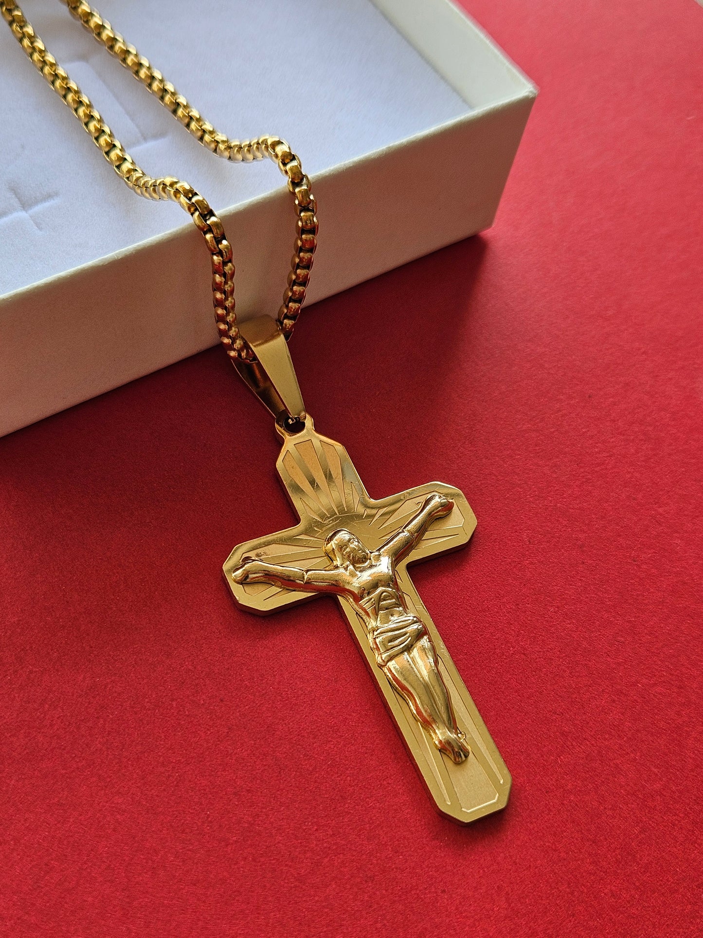 Collana con crocifisso dorato in acciaio inossidabile