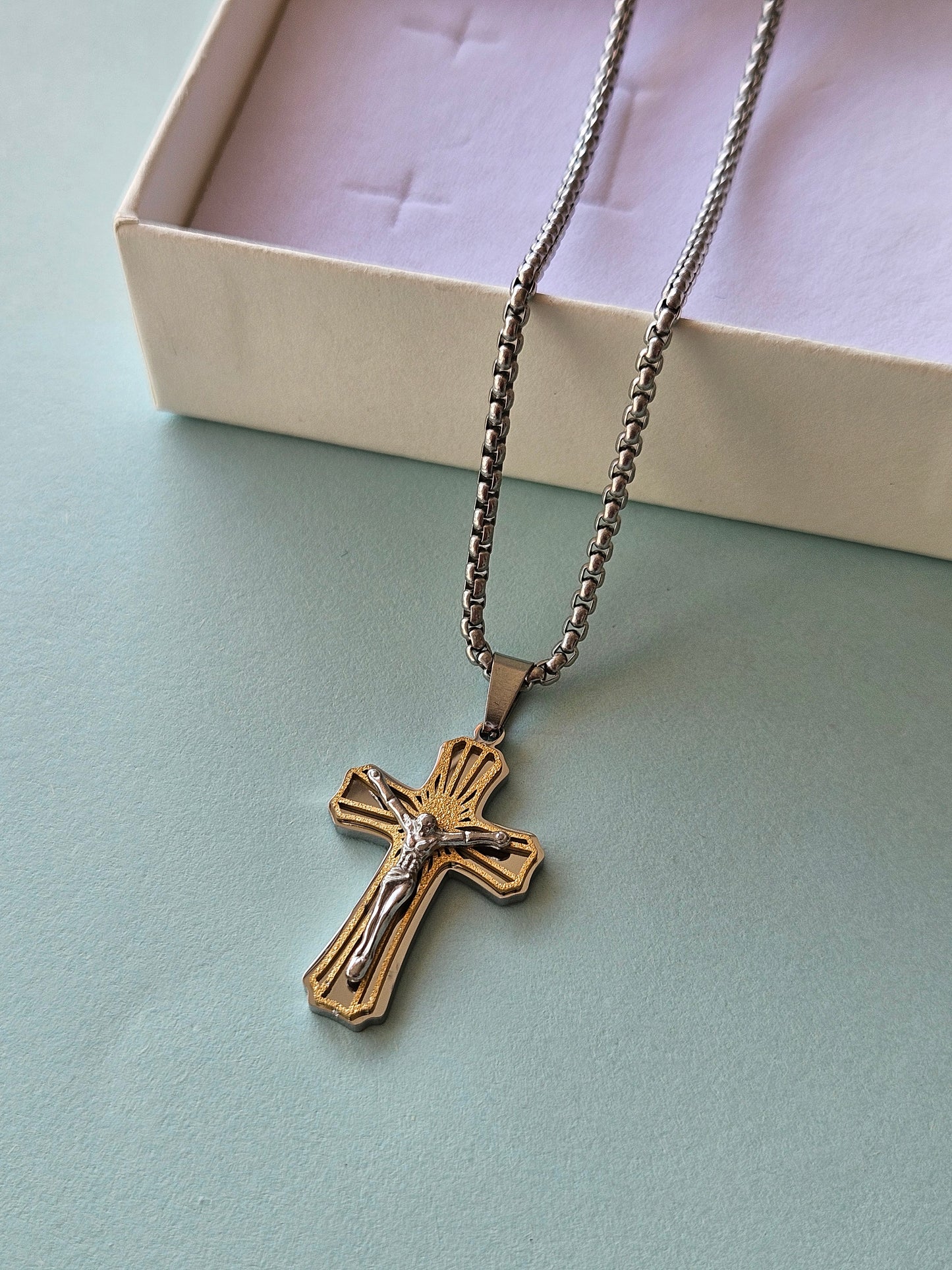 Collana con crocifisso bicolore argento e oro