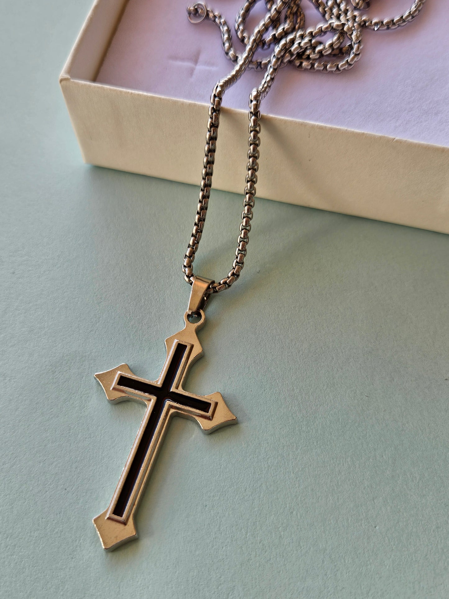 Collana con crocifisso bicolore argento e nero