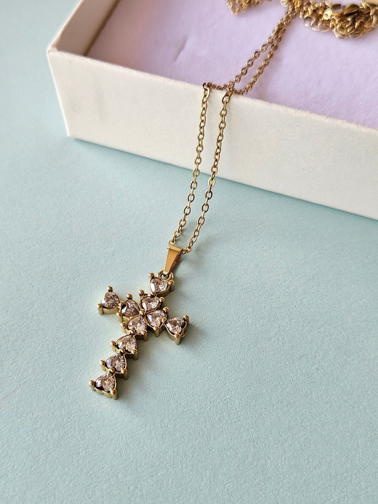 Collana con crocifisso dorato in acciaio inossidabile
