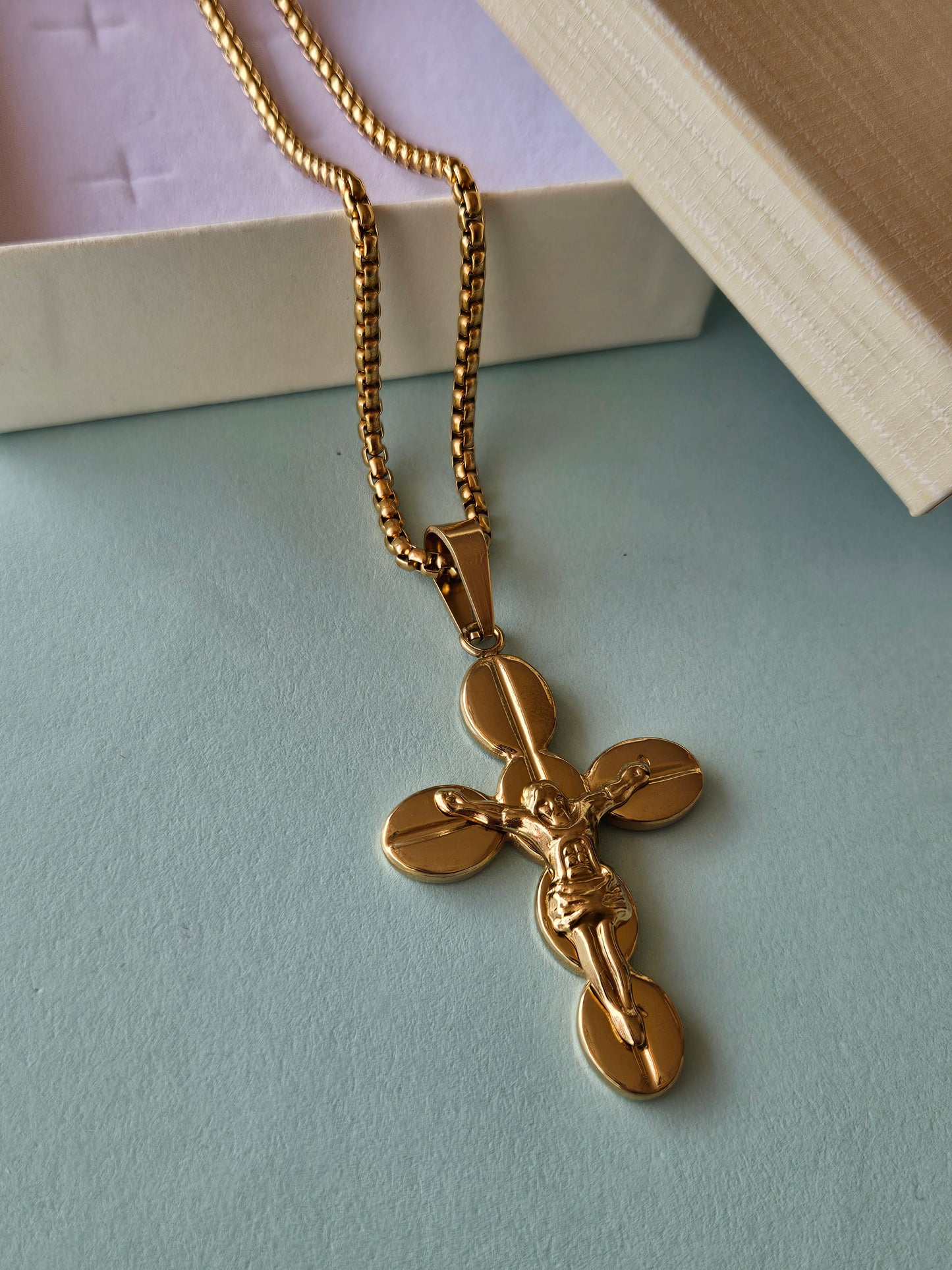 Collana con crocifisso dorato in acciaio inossidabile