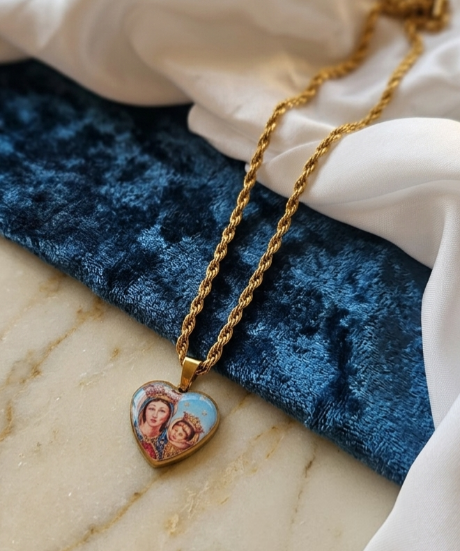 Collana con immagine della Madonna dell'arco,cm. 2x2
