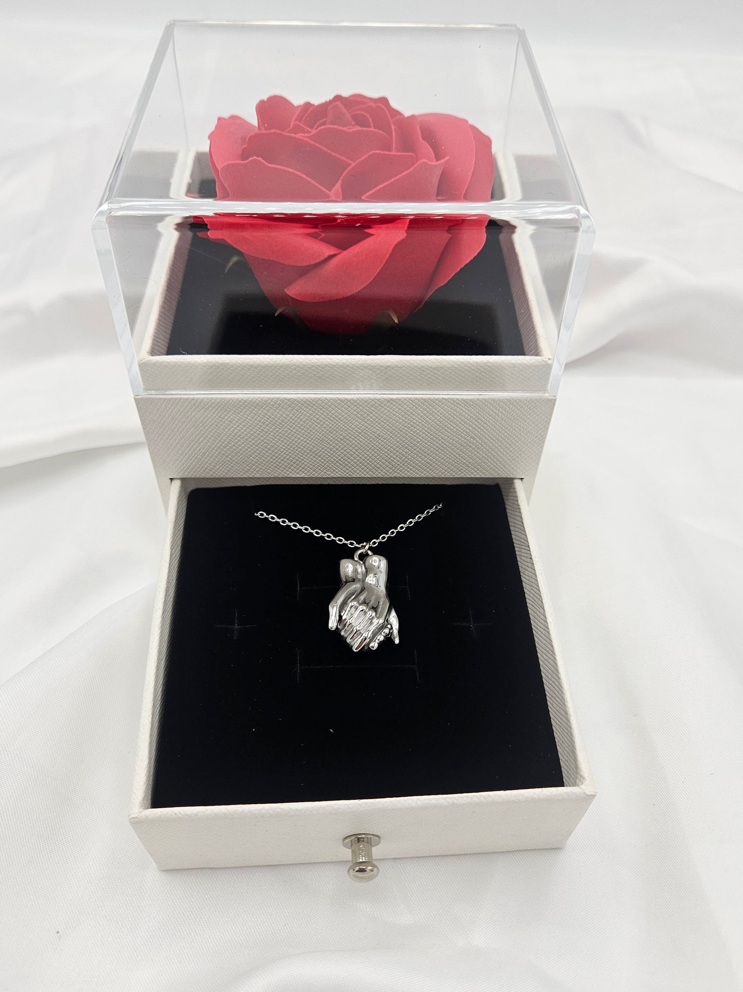 Box rosa con cassetto e collana mani intrecciate