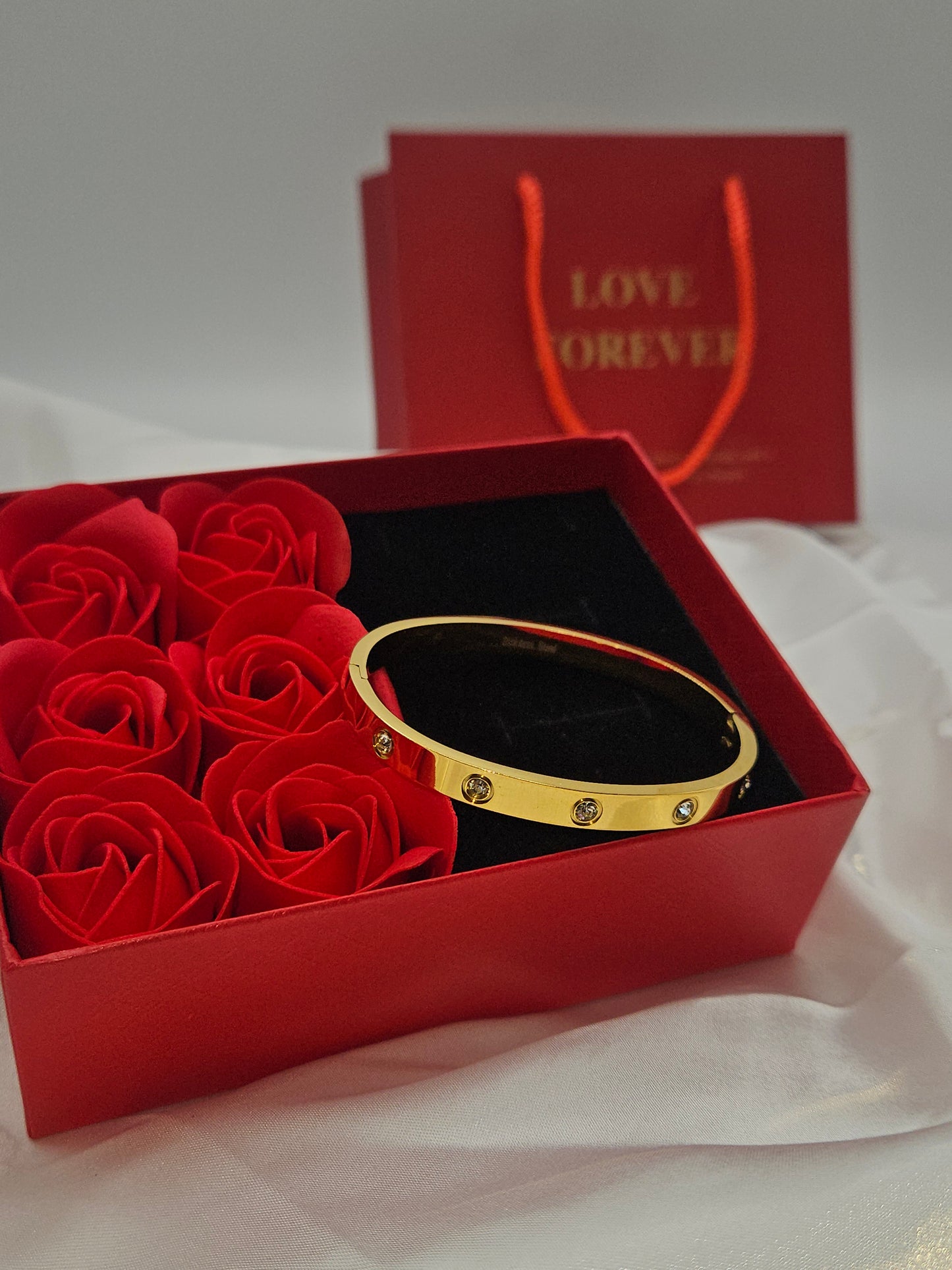 Box scatola con rose con bracciale manetta
