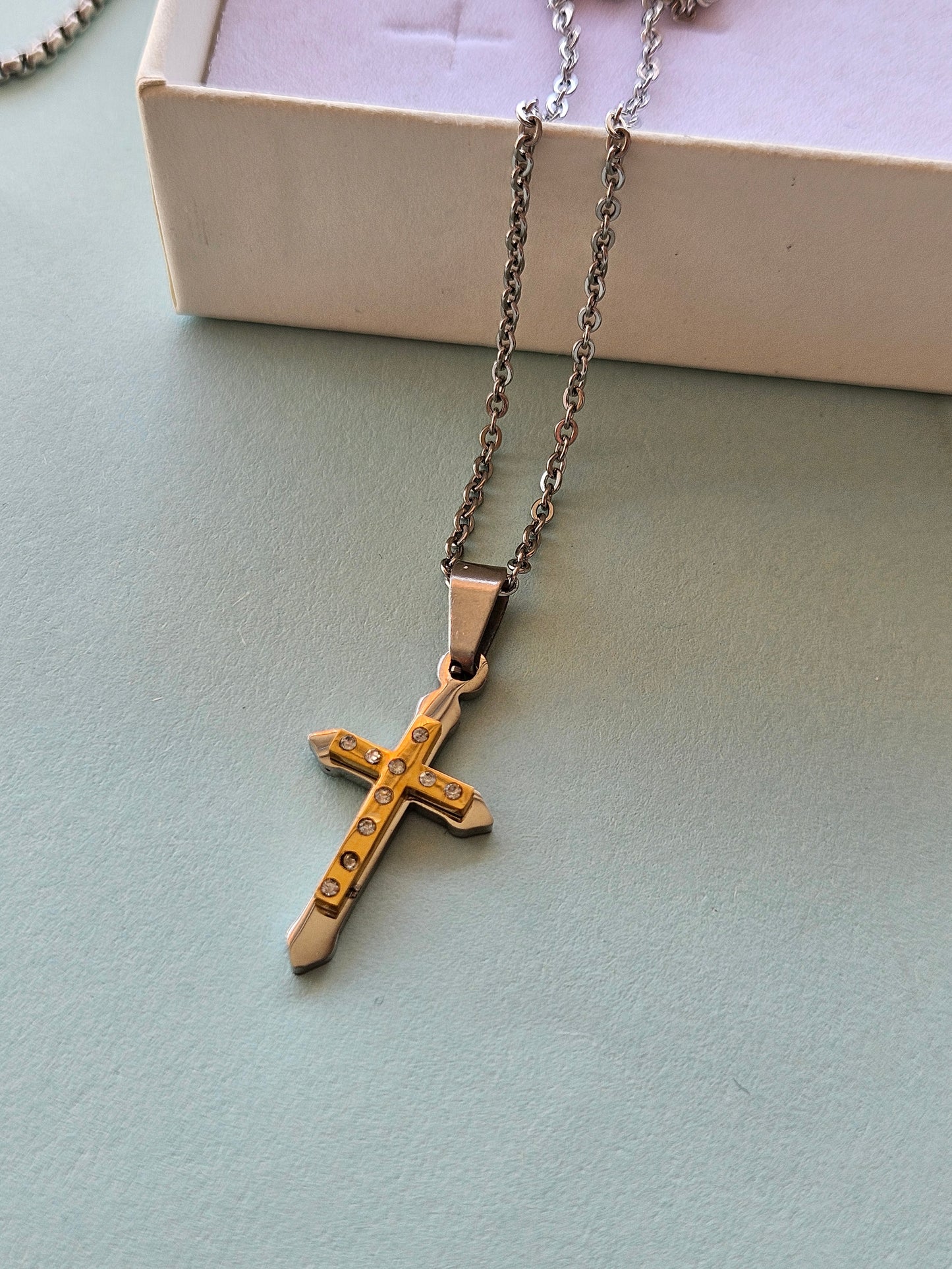 Collana con crocifisso bicolore argento e oro