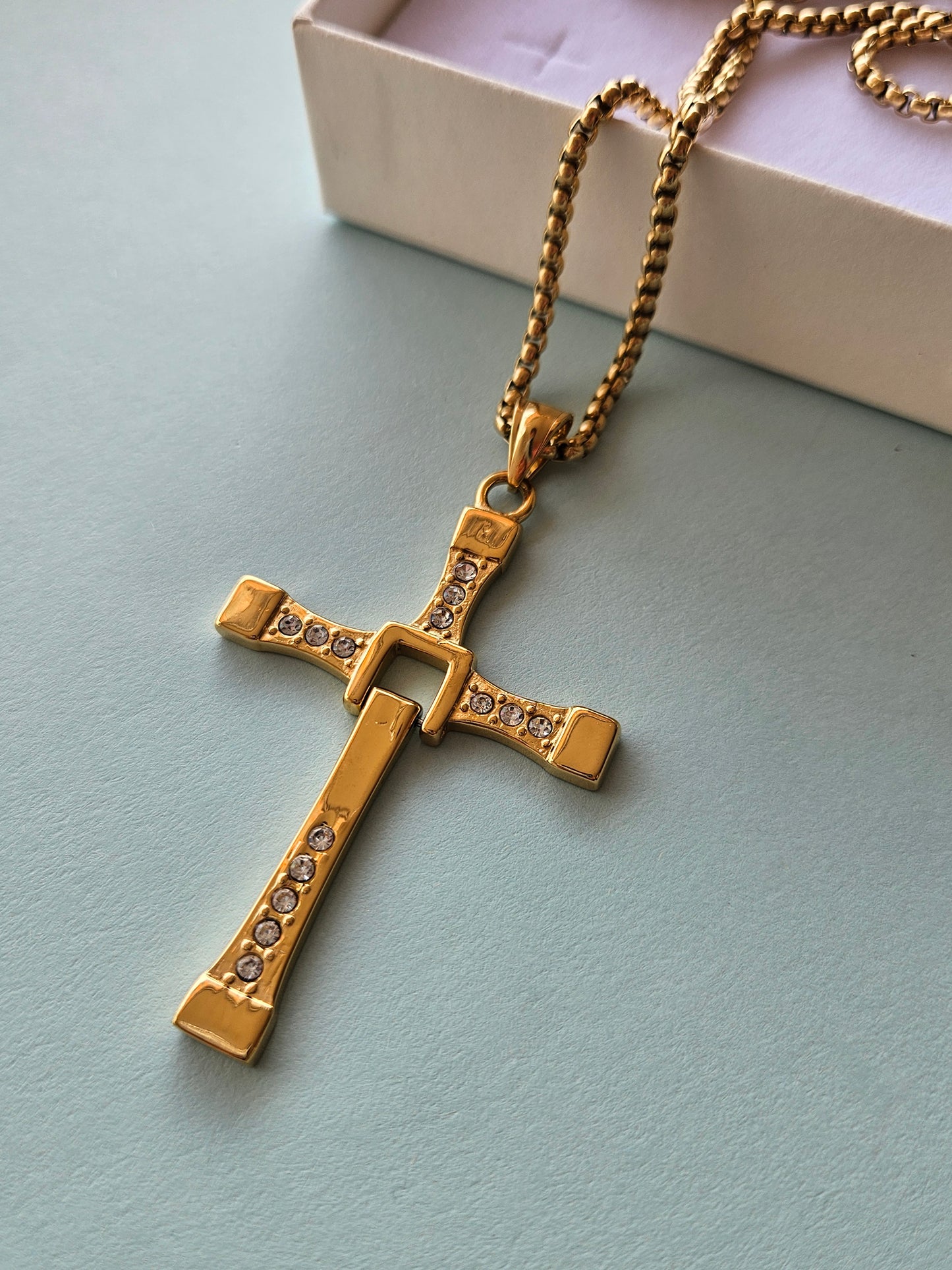 Collana con crocifisso dorato in acciaio inossidabile