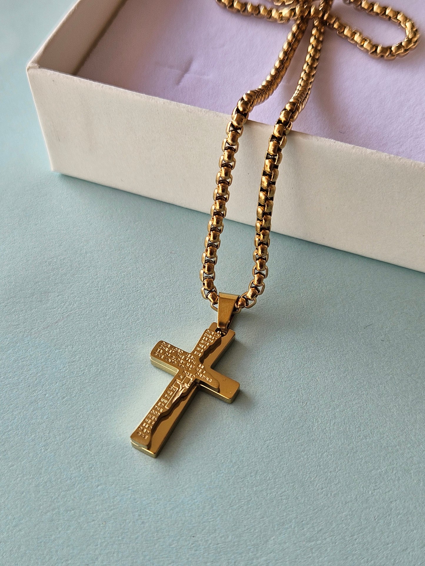 Collana con crocifisso dorato in acciaio inossidabile