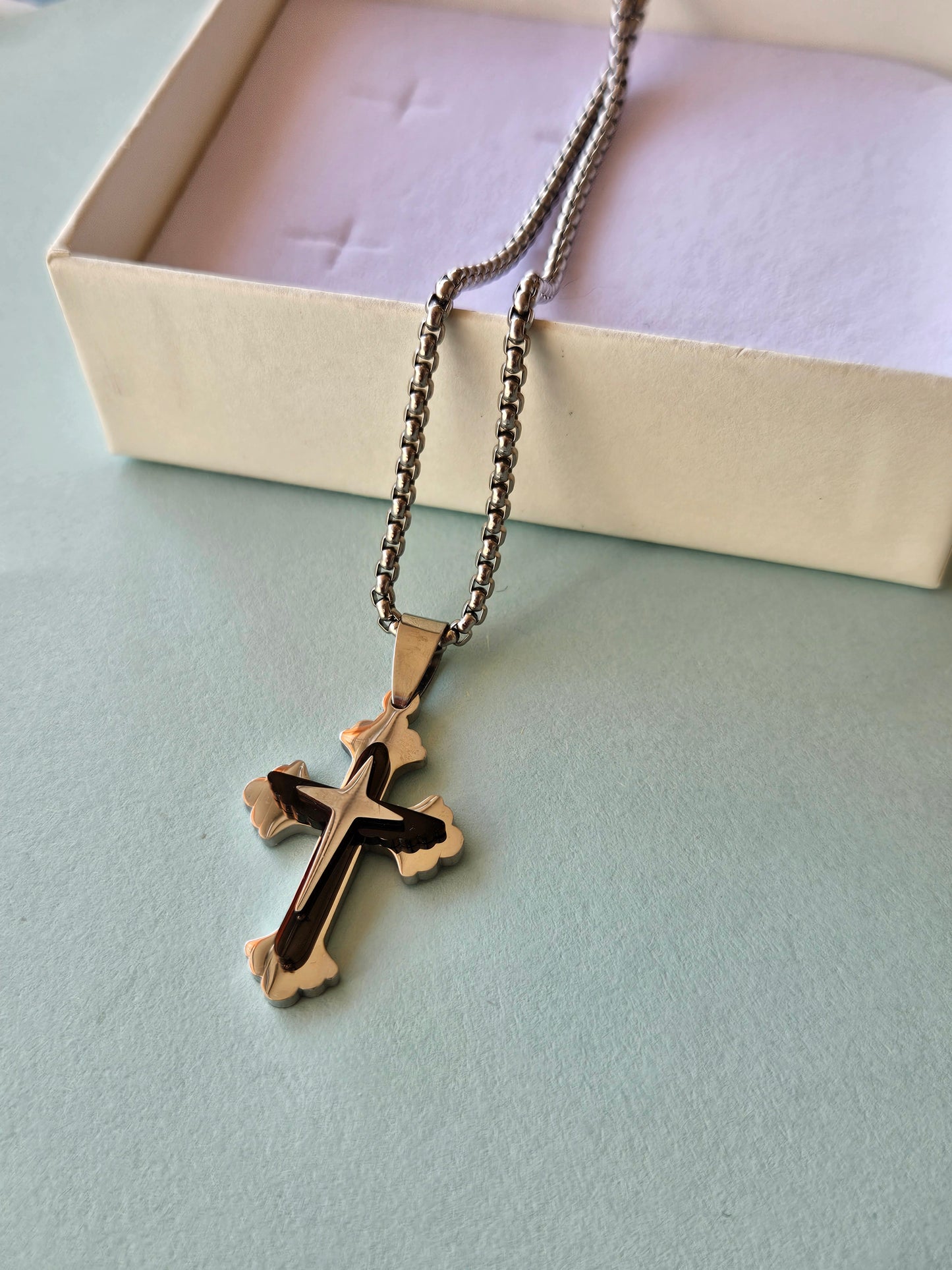 Collana con crocifisso argento e nero