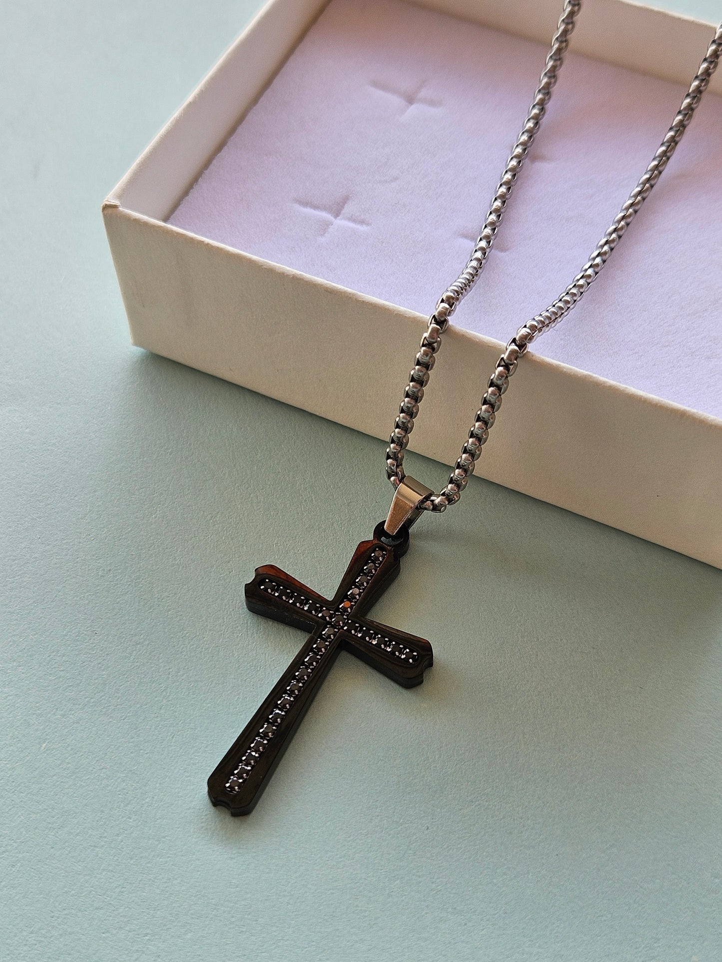 Collana con crocifisso argento e nero