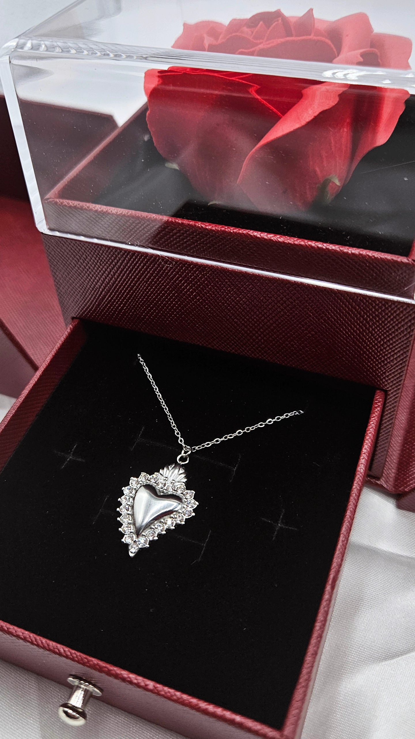 Confezioni apribile con rosa e cassetto con collana cuore sacro con strass