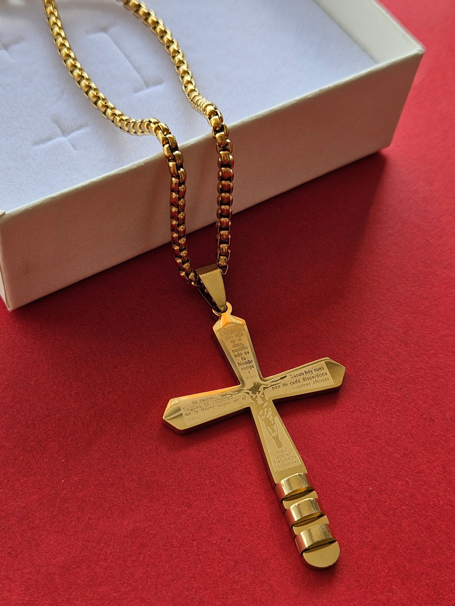 Collana con crocifisso dorato in acciaio inossidabile