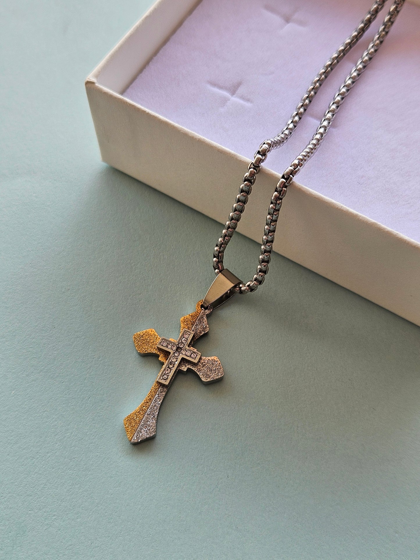 Collana con crocifisso bicolore argento e oro