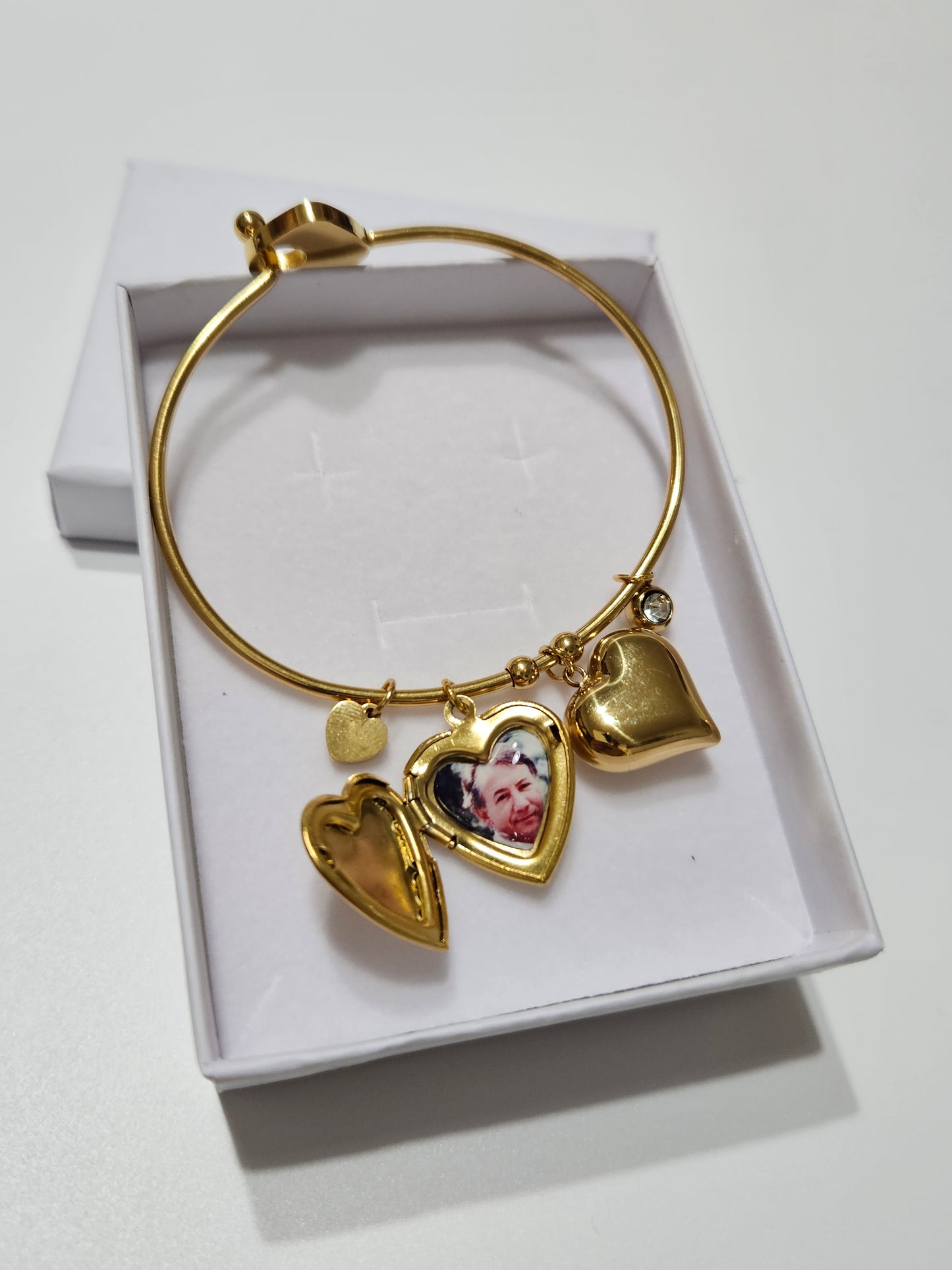 Bracciale rigido con cuore pendente portafoto