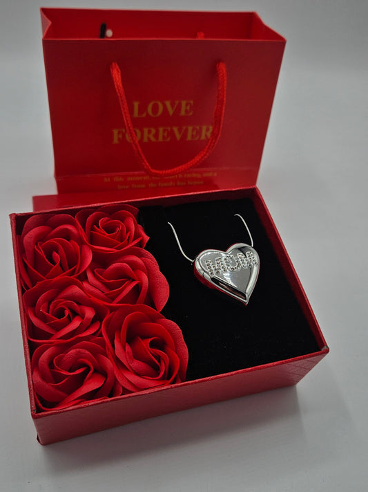 Confezione con rosa con collana per la mamma