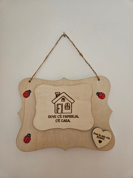 Quadretto da muro in legno con scritta "dove c'è famiglia c'è casa",con piccola dedica ai nonni