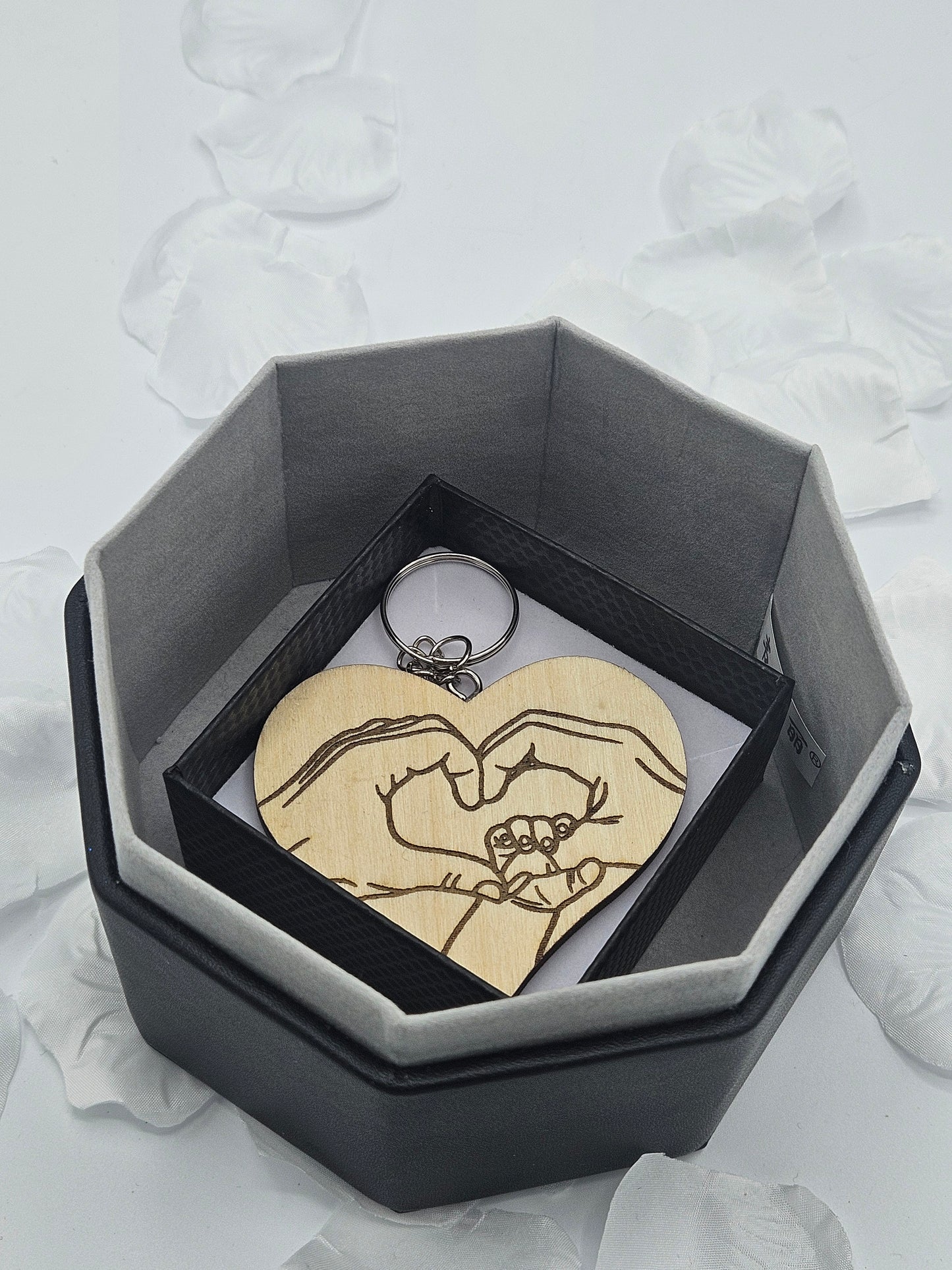 Confezione S. Valentino con portachiavi inciso in legno