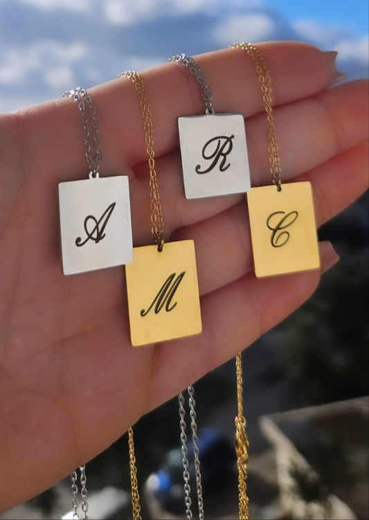 Collana quadrata con inizale