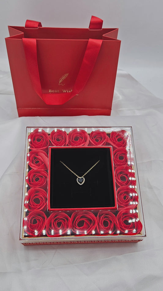 Confezione con rose con collana a cuore con zirconi