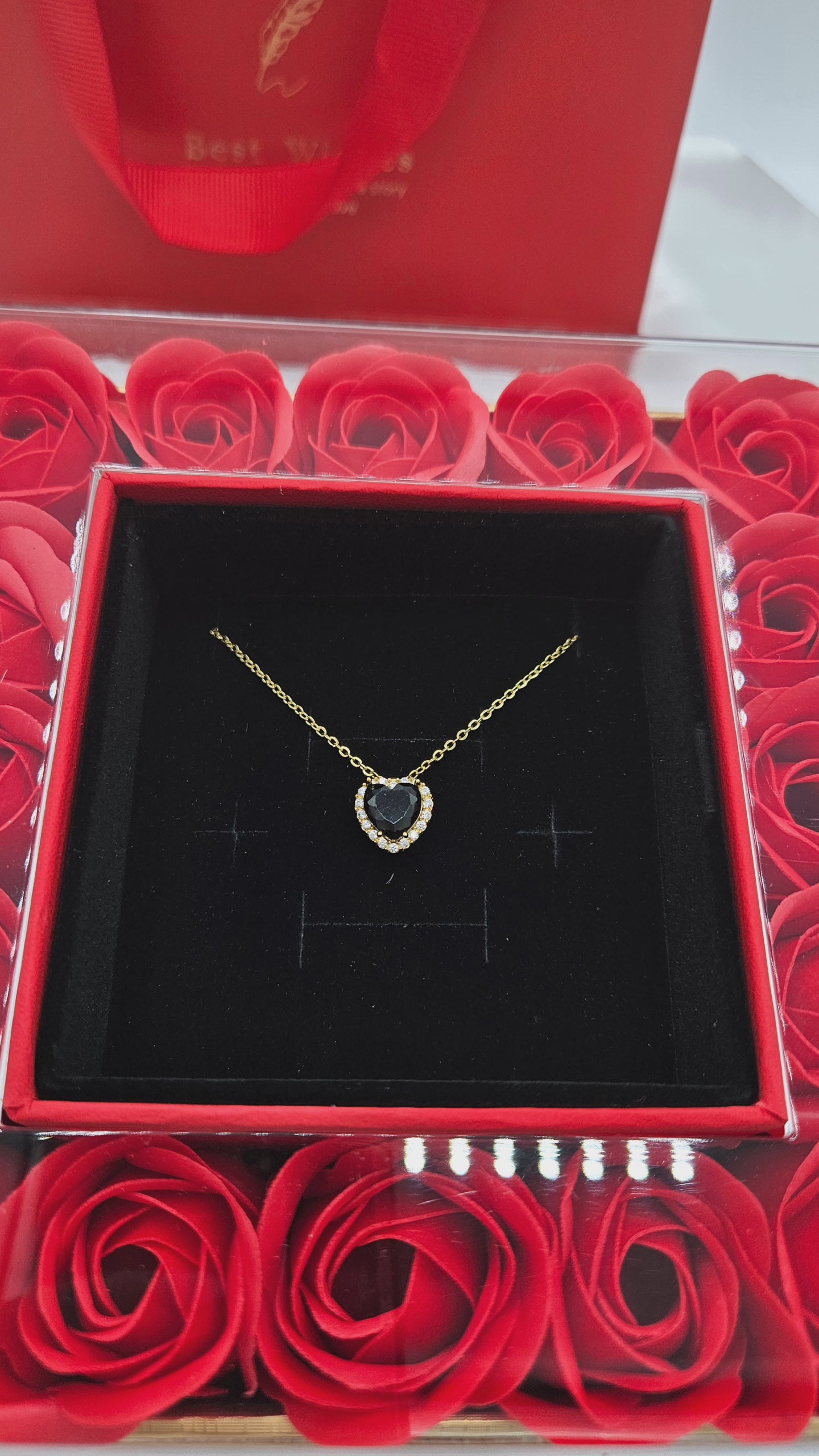 Confezione con rose con collana a cuore con zirconi