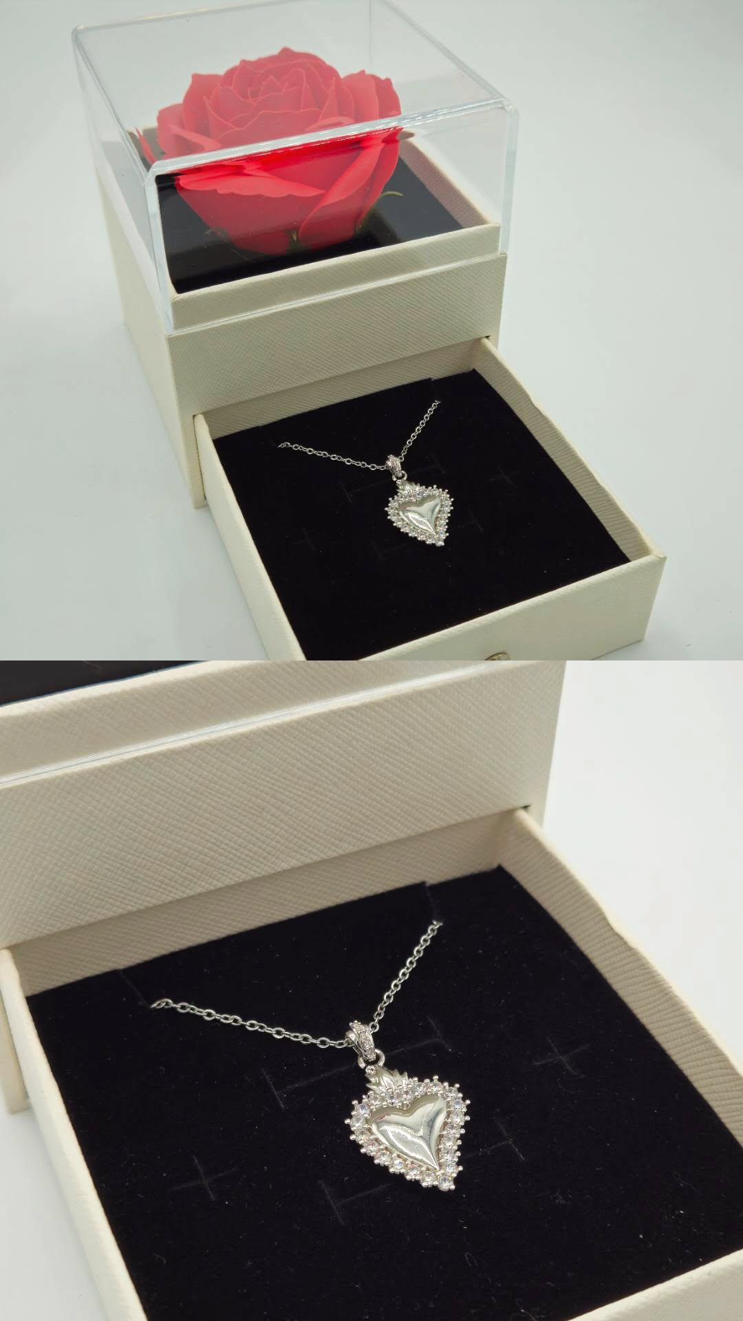 Confezione con collana cuore sacro con strass