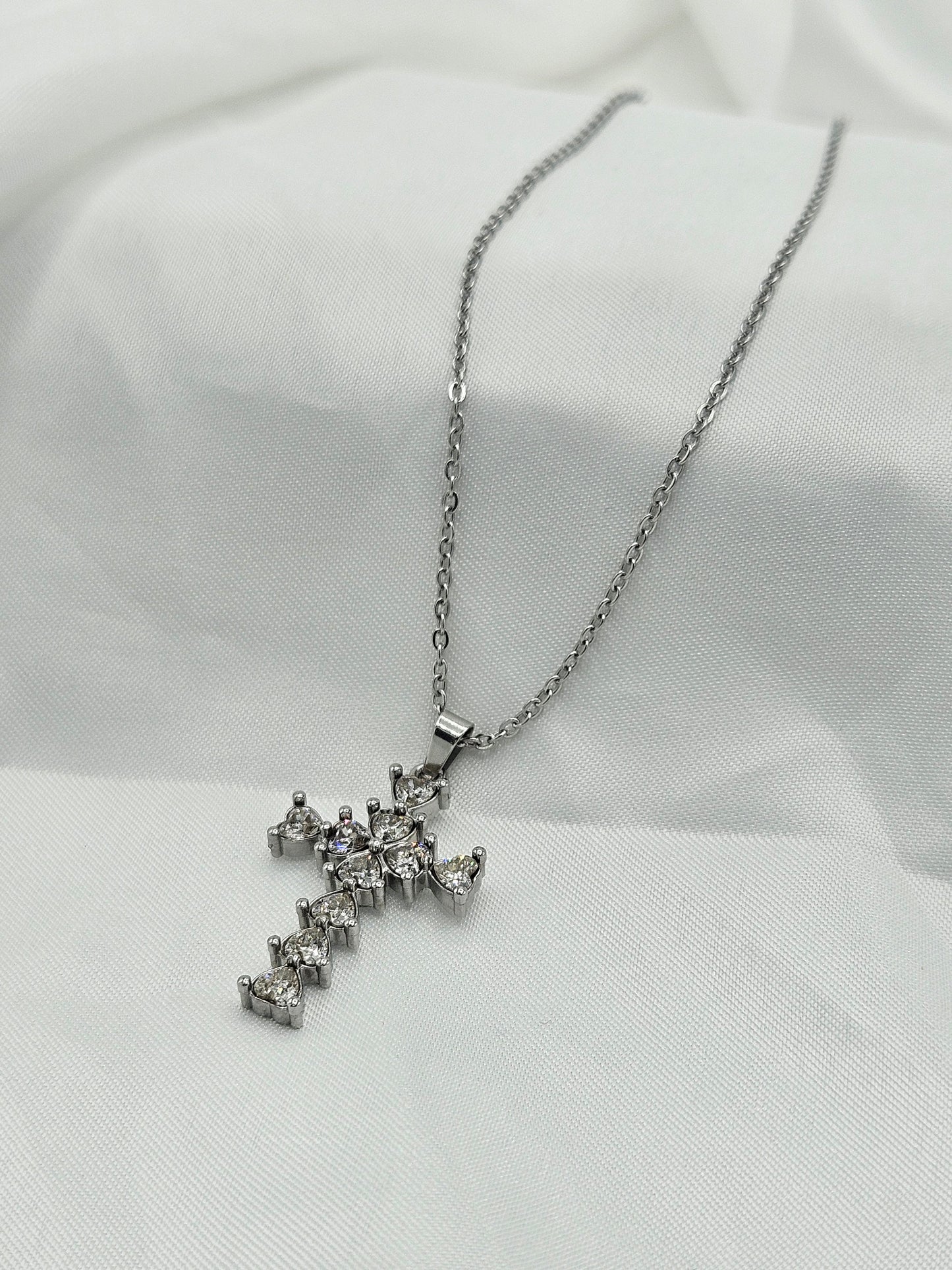 Collana con crocifisso e zirconi