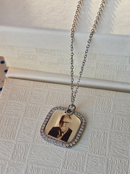 collana quadrata con fotoincisione ricoperta da strass