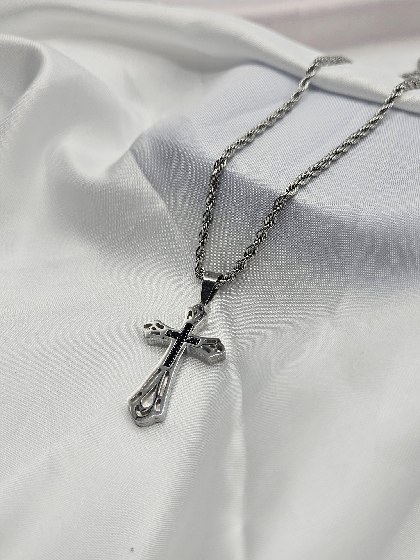 Collana con crocifisso e zirconi neri