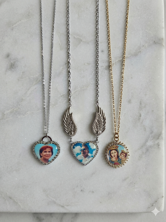 Collana ricoperta di strass con foto in resina