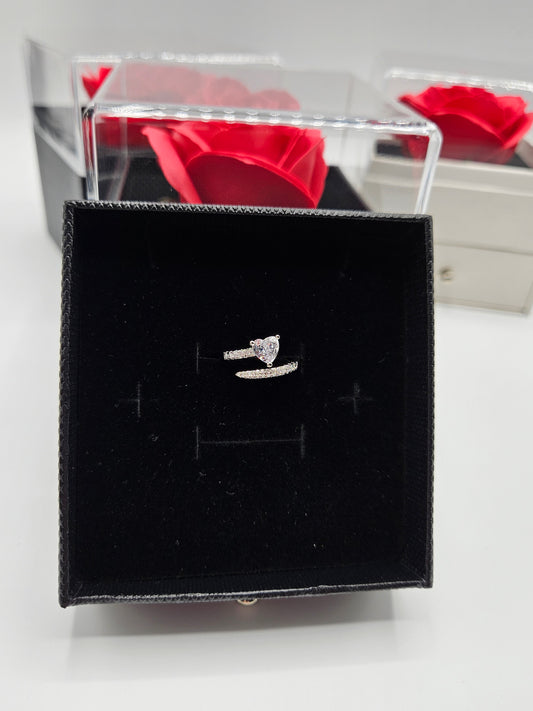 Box con rosa con anello regolabile cuore e zirconi.
